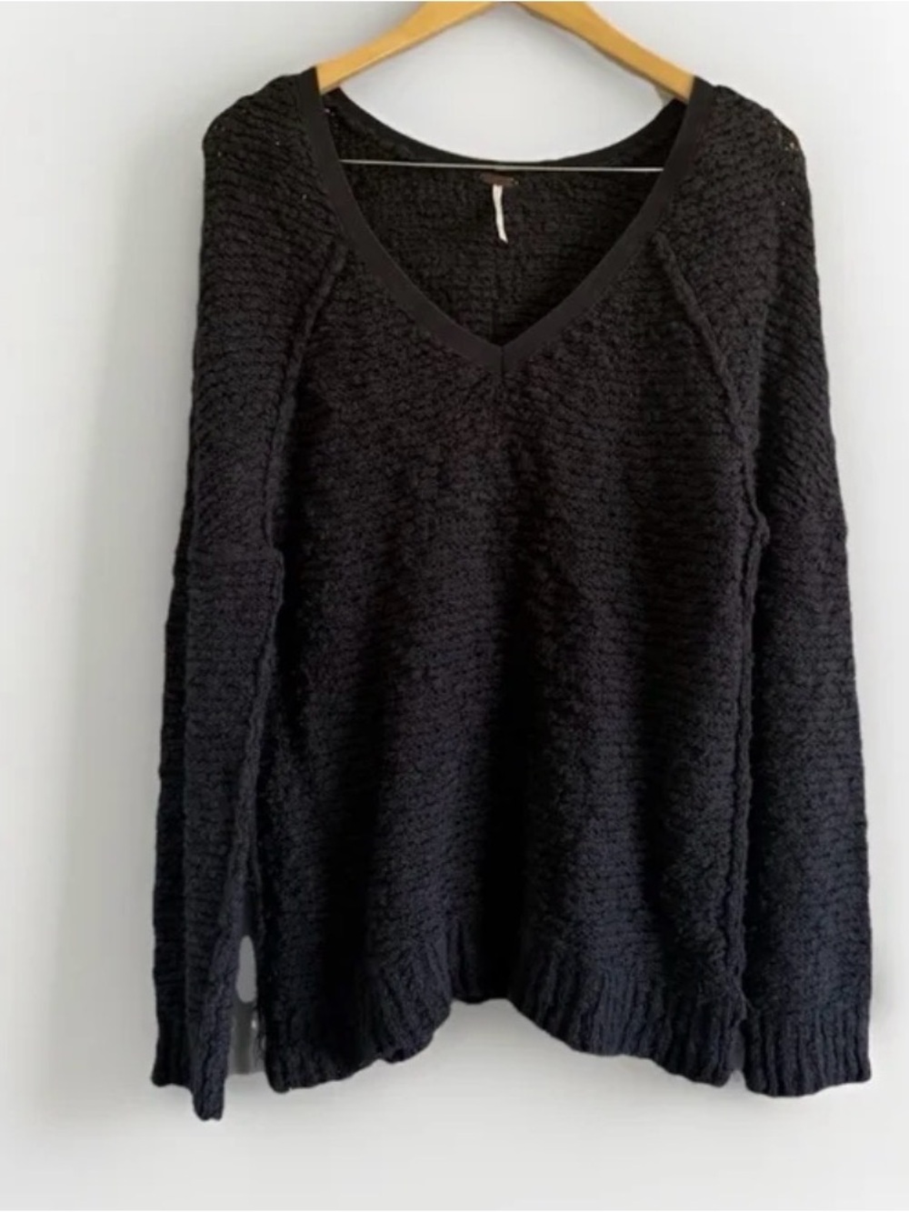 Free People Black Textured Bouclé Knit V-Neck Oversized Slouchy Sweater Top L - Picture 11 of 11